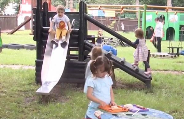 Creșele de stat cu program de vară s-au redeschis, cu respectarea unor reguli stricte