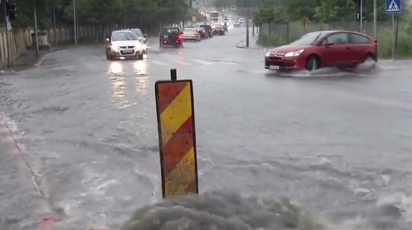 După o oră de ploaie, Bucureștiul a ajuns sub ape. Codul portocaliu de furtună şi ploi a lăsat dezastru în urmă
