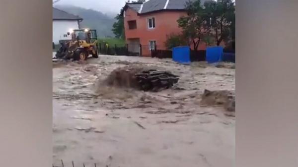 Copii și bătrâni salvați din calea apelor, după ce ploile le-au distrus complet locuințele
