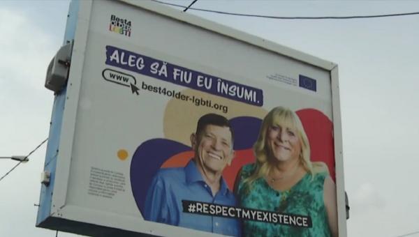 Mai multe panouri care promovau o campanie controversată în București, înlăturate de autorități