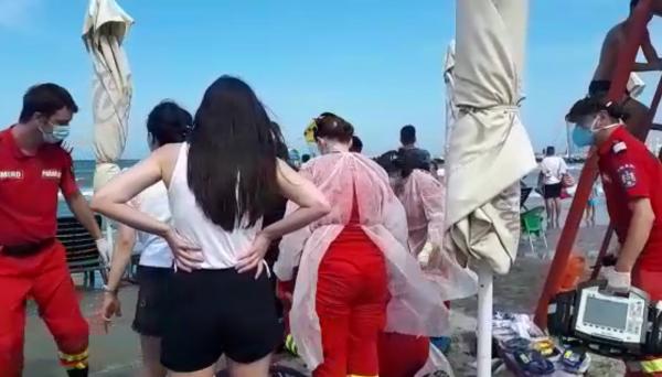 Copil scos din mare în stop cardio-respirator, la Mamaia. Un al doilea este căutat de salvamari