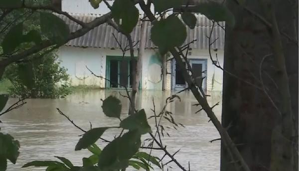 Apele învolburate ale Prutului ameninţă localităţile din nordul România (Video)