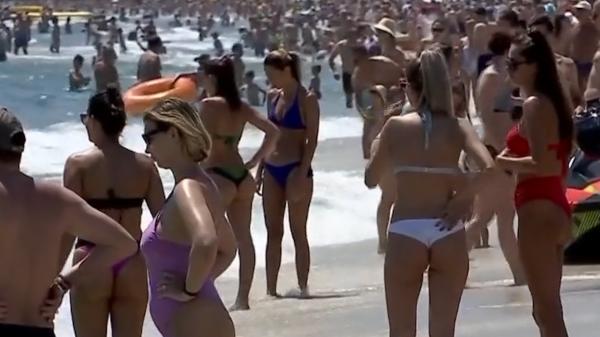 Weekend cu aproape 80 de mii de turişti pe litoral. Regulile de protecţie au fost uitate pe plajă