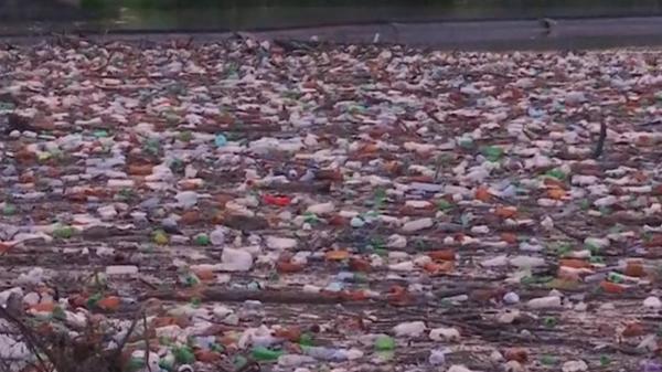 Tone de gunoaie pe râul Jiu, aduse de inundaţii în timpul codului roşu