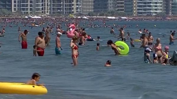 Distracţia a fost în toi pe plaja din Mamaia. Cât costă închirierea unui şezlong