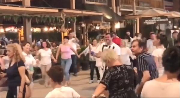 Șefii Poliției Constanța, demiși după ce turiștii au încins o horă a distracției pe litoral (Video)