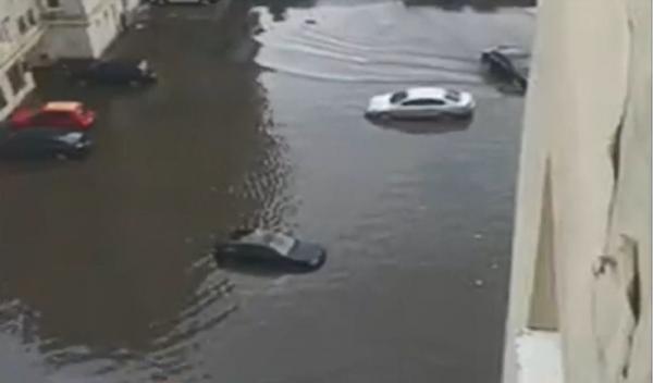 Străzi acoperite de apă şi copaci puşi la pământ. Furtunile au pus stăpânire pe jumătate de ţară (Video)