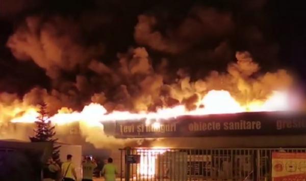 Incendiu amenințător în Iași, un depozit de materiale sanitare a izbucnit în flăcări