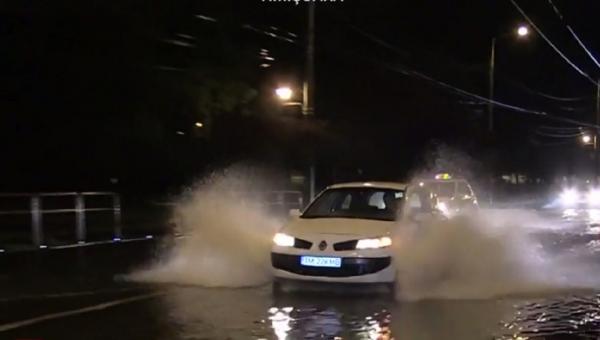 Inundațiile au făcut ravagii în Vestul ţării. Canalizarea a cedat în mai multe oraşe