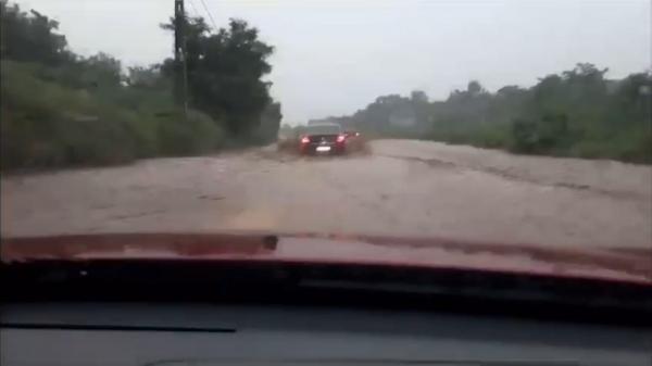 Momentul în care puhoaiele se revarsă pe o șosea din Bihor, surprins de un șofer în trafic (Video)