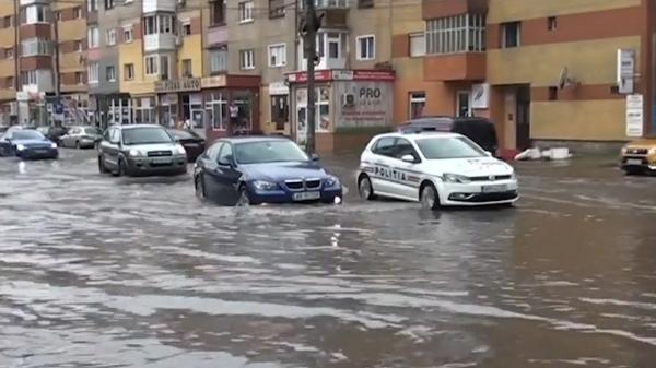 Furtuni și inundații în jumătate din România. Restul țării, sub caniculă