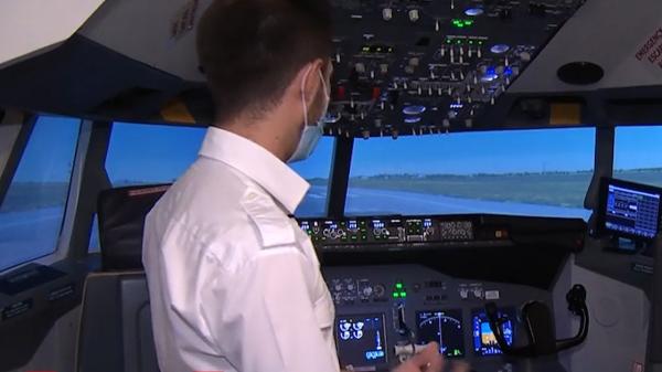 Cum arată un simulator de zbor Boeing 737 pentru piloți începători