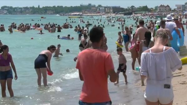 Cel mai aglomerat weekend pe litoral de la începutul sezonului. Regulile de distanțare nu au funcționat pe plajă
