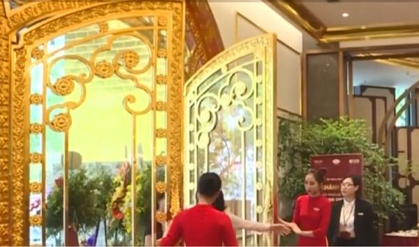 Hotelul placat cu aur a fost inaugurat în Vietnam (Video)