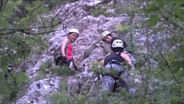 Turiştii, tot mai atrași de traseele de via ferrata din Vadu Crișului