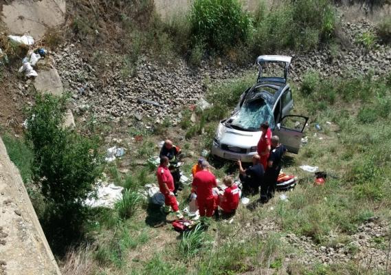 Tânăr mort după ce a căzut cu mașina într-un canal, între Amzacea și Pecineaga (Video)