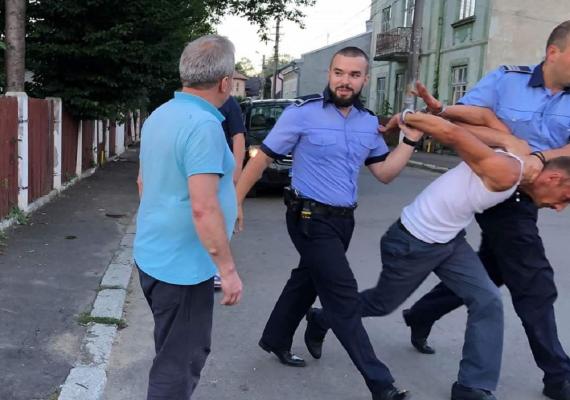 Şofer încătuşat de poliţişti, după ce a făcut prăpăd cu maşina prin Rădăuţi (Video)