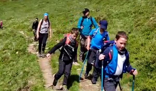 Alexandra Marcu, alpinista care organizează în mod regulat expediţii pe piscuri însoţită de copii