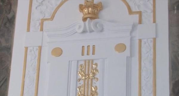 Primăria Oradea, decorată cu sute de metri de foiţe de aur