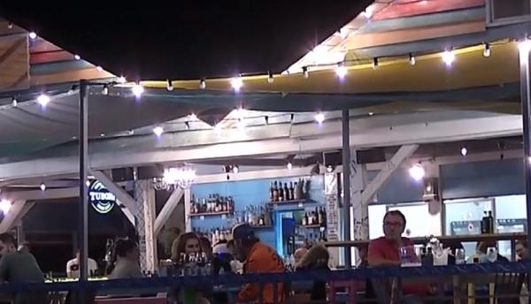 Muzică ambientală la terasele din Vama Veche, în încercarea de a evita îmbulzeala