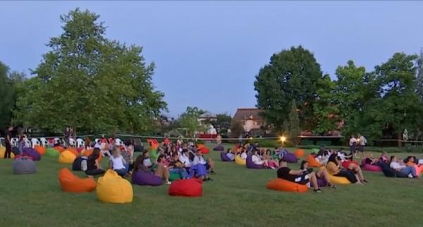 Cinematograf în aer liber, lângă Coloana Infinitului din Târgu Jiu