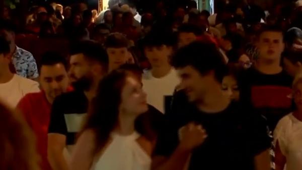 Petreceri, aglomeraţie şi reguli de distanţare încălcate pe litoral