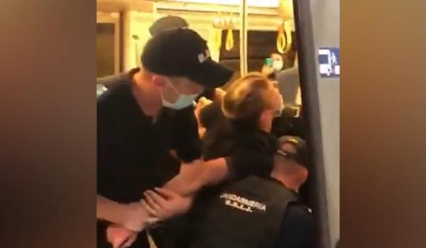 Tânăr încătușat la metrou de jandarmi pentru că nu purta masca pe nas: "Stai cuminte că-ți rupe mâna!" (video)
