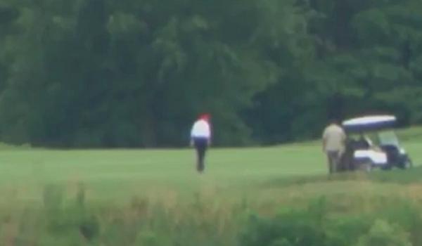 Donald Trump joacă golf "pe repede înainte" (Video)