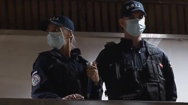 Zeci de călători, amendați pentru că au refuzat să poarte mască de protecție la metrou (Video)