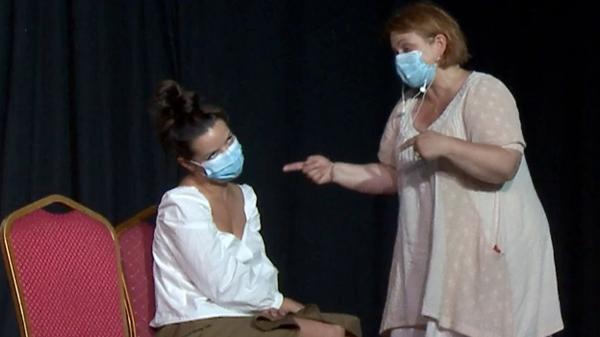 Emoţia actorilor pe scena de teatru, ascunsă în spatele măştilor de protecţie