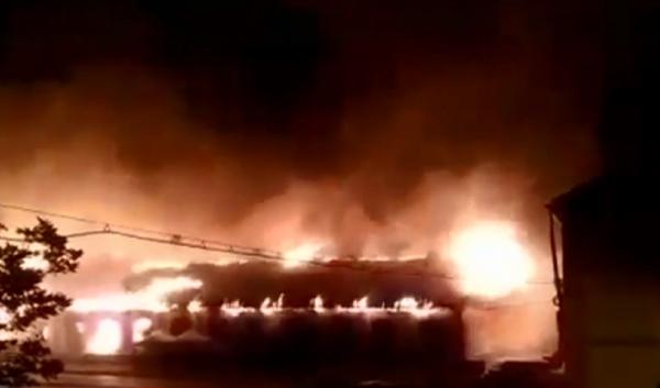 Un incendiu devastator a făcut scrum cea mai mare piață din Oradea (Video)