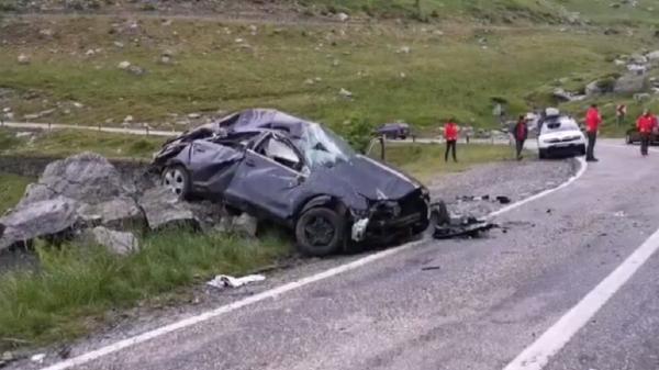 Accident mortal pe Transfăgărăşan, după ce trei tineri au căzut într-o curbă, cu mașina, de la 40 de metri  (Video)