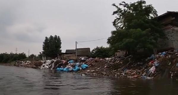 Dezastru ecologic pe râul Someşul Mic, din cauza gunoaielor aruncate de oameni