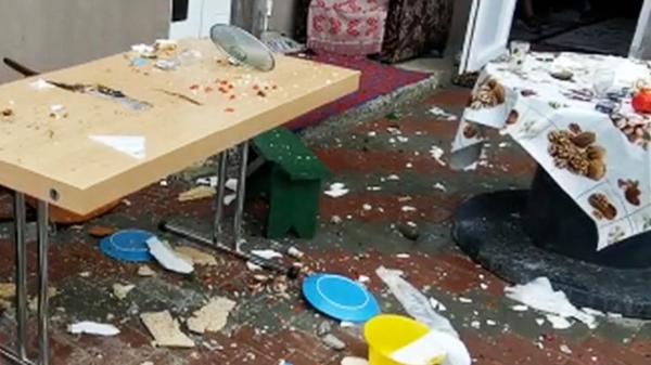 O familie din Iași a fost atacată în propria curte cu bâte şi topoare