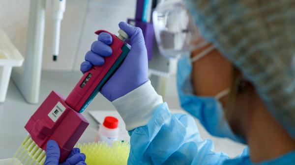 Un bărbat care a învins covidul, s-a întors să ajute spitalul împotriva virusului