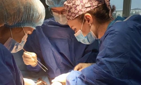 Un bebeluș din Cluj, devenit cel mai tânăr donator de organe din România, a salvat un copil din Bacău