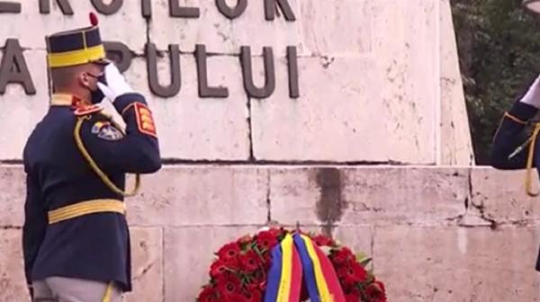 Spectacol pe cerul Capitalei de Ziua Aviaţiei Române. Peste 40 avioane şi elicoptere au survolat oraşul