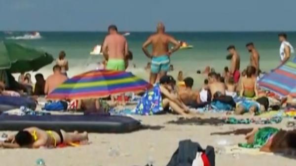 Distanțarea între turiști, gluma sezonului. În Costineşti s-a stat cearşaf lângă cearşaf