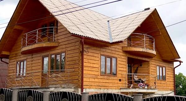 Kitsch-ul invadează Maramureșul. Farmecul caselor tradiționale au fost înlocuit de inox şi fier forjat
