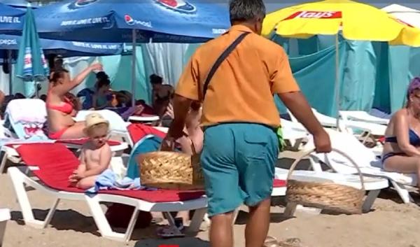 Comercianţii ambulanţi de pe litoral nu ţin cont de nicio regulă de igienă sau de protecţie