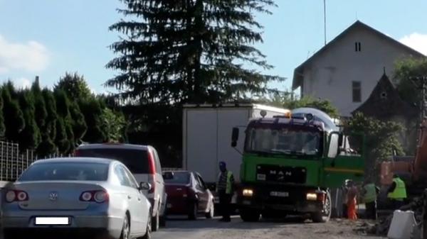 Drumul spre munte, coșmarul turiștilor. Un pod s-a surpat în zona Bran în timpul lucrărilor