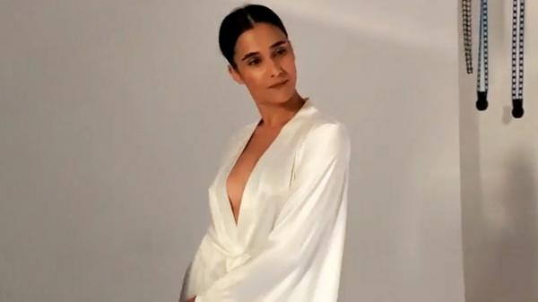 O tânără din Ploieşti a creat o linie de halate şi pijamale, inspirată de pandemie