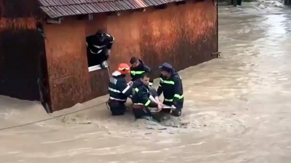 O bătrână din Bihor a fost salvată de ape de o echipă de pompieri