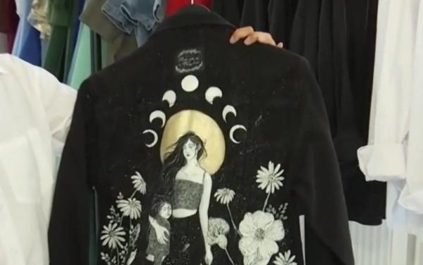 Pasiune transformată în afacere de succes. O tânără din Făgăraş pictează haine unicat