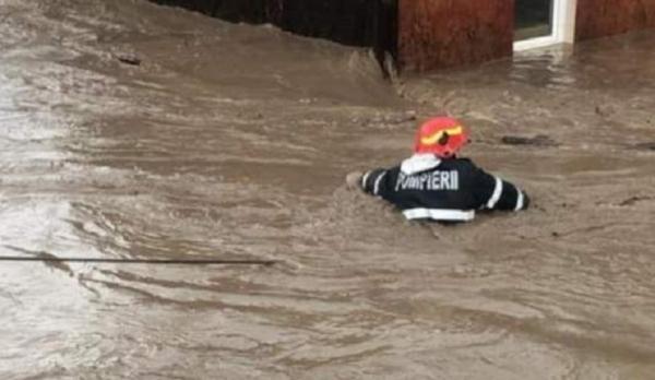 Pompierii din Bihor, eforturi supraomenești pentru a salva 11 oameni în pericol să fie luați de viituri (Video)