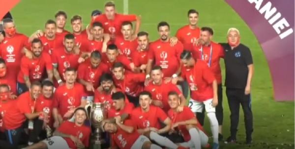 Fotbaliștii de la FCSB ar putea fi suspendați și amendați pentru scandările controversate de după finala Cupei României (Video)