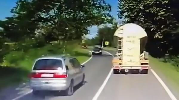 Șofer surprins efectuând o manevră periculoasă pe un drum din Tulcea (Video)