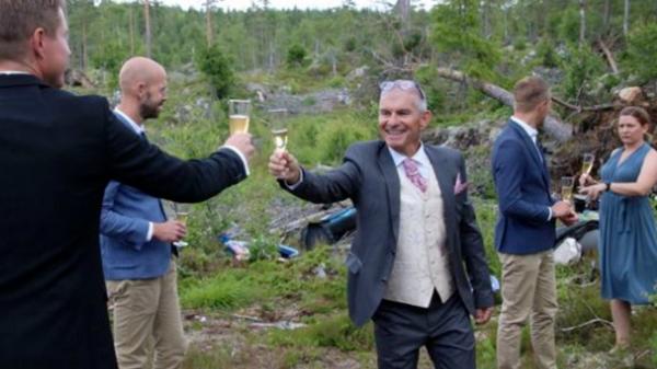 Doi tineri s-au căsătorit la graniţă, din cauza regulilor impuse de pandemie