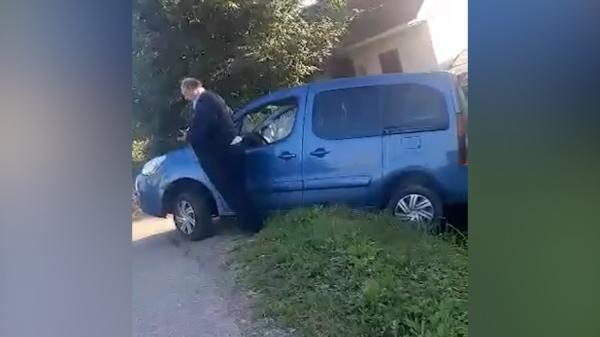 Un primar din Suceava a ajuns cu maşina în şanţ, după un accident