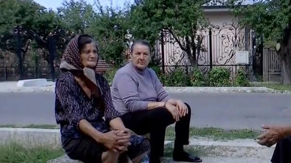 Pandemia văzută dintr-un sat din Olt: "Aleargă ca nebunii. Parcă n-au mai văzut marea"